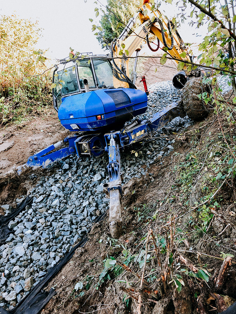 River road spider excavator going up